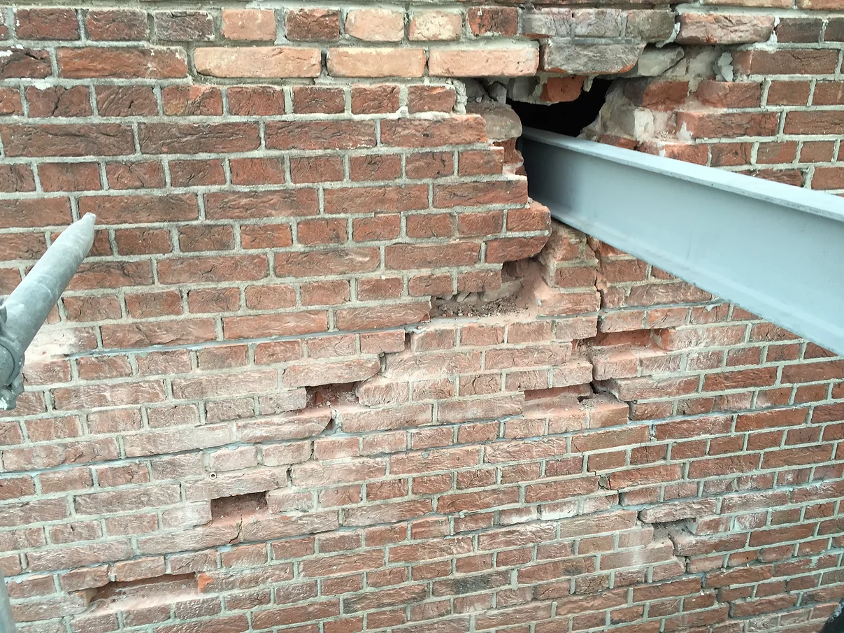 Scheur in metselwerk tijdens inspectie